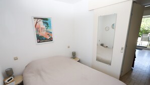 Unclassified image, 4 of 14, button - St CyprienFlower-filled house in a quiet area close to the beaches (Saint-Cyprien)