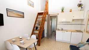Unclassified image, 5 of 14, button - St CyprienFlower-filled house in a quiet area close to the beaches (Saint-Cyprien)