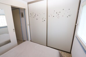 2 bedrooms, iron/ironing board, free WiFi