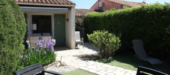 St CyprienFlower-filled house in a quiet area close to the beaches