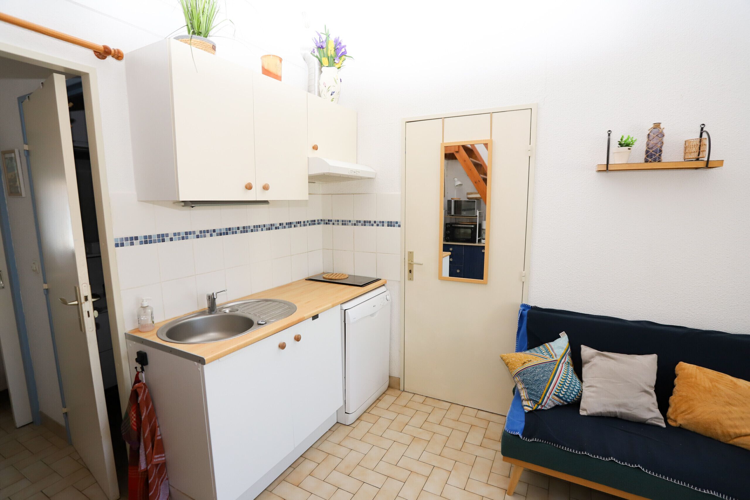 Fridge, microwave, dishwasher, coffee/tea maker