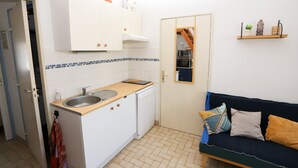 Unclassified image, 3 of 14, button - St CyprienFlower-filled house in a quiet area close to the beaches (Saint-Cyprien)