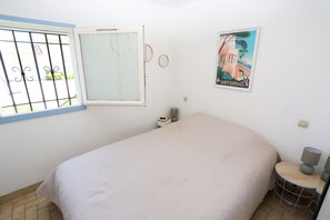 2 bedrooms, iron/ironing board, free WiFi
