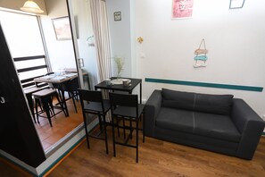 TV - St Cyprien superb renovated studio close to the port (Saint-Cyprien)