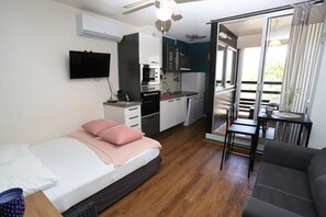 Iron/ironing board, free WiFi - St Cyprien superb renovated studio close to the port (Saint-Cyprien)