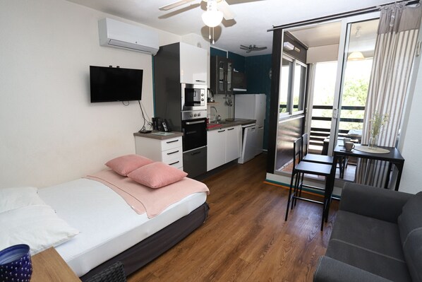 Iron/ironing board, free WiFi