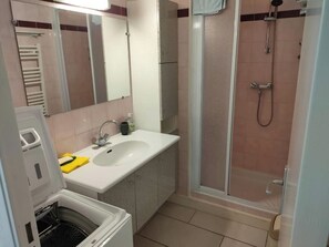 Shower, hair dryer - St Cyprien: Calm and gentleness on the edge of the lagoon (Saint-Cyprien)