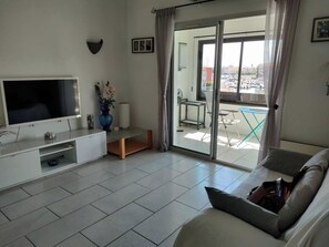 TV - St Cyprien: Calm and gentleness on the edge of the lagoon (Saint-Cyprien)