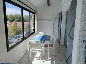 Outdoor dining - St Cyprien: Calm and gentleness on the edge of the lagoon (Saint-Cyprien)
