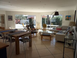 TV - St Cyprien bright villa with swimming pool 4 bedrooms/3 bathrooms (Saint-Cyprien)