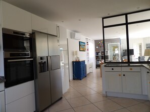 Fridge, microwave, oven, dishwasher - St Cyprien bright villa with swimming pool 4 bedrooms/3 bathrooms (Saint-Cyprien)