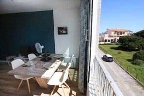 Outdoor dining - St Cyprien, a gem on the port, everything within easy reach (Saint-Cyprien)