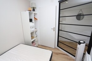Iron/ironing board - St Cyprien, a gem on the port, everything within easy reach (Saint-Cyprien)