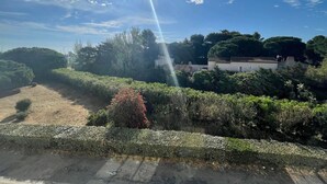 A courtyard with a pathway, surrounded by greenery and a building with a tiled roof. - St Cyprien, a gem on the port, everything within easy reach (Saint-Cyprien)