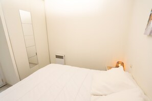 2 Schlafzimmer, Bügeleisen/Bügelbrett