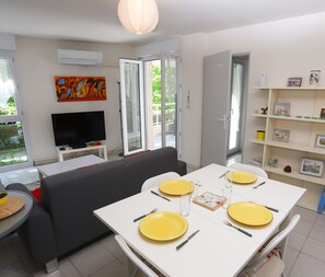 Dining - St Cyprien apartment with beautiful terrace and swimming pool (Saint-Cyprien)