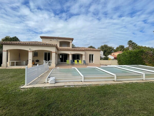 A two-story house with a patio area and a swimming pool. - Magnificent Villa with private pool, bicycles and wifi (Saint-Cyprien)