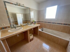 Shower, hair dryer - Magnificent Villa with private pool, bicycles and wifi (Saint-Cyprien)