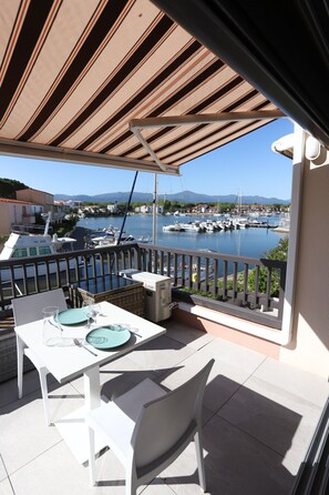Outdoor dining - Spacious classified studio with marina,mountain and sea views (Saint-Cyprien)