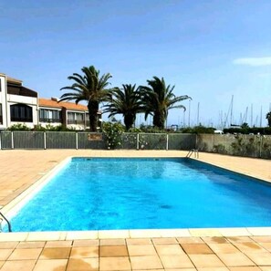 Pool - Spacious classified studio with marina,mountain and sea views (Saint-Cyprien)