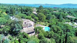 An aerial view of a residential area with houses, a swimming pool, and a view of the sea. - Gulf of St Tropez. Close to beaches. Property with swimming pool. Ideal for large groups (Grimaud)