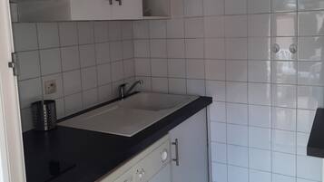 Fridge, microwave, oven, coffee/tea maker