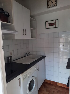Fridge, microwave, oven, coffee/tea maker