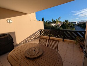 Outdoor dining - St Cyprien Sunny retreat with pool access (Saint-Cyprien)