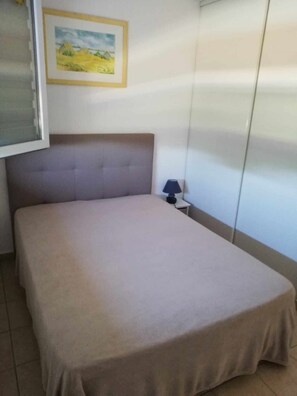 1 bedroom, iron/ironing board - St Cyprien Sunny retreat with pool access (Saint-Cyprien)