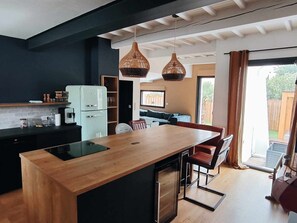 Een koelkast, een microgolfoven, een oven, een vaatwasser