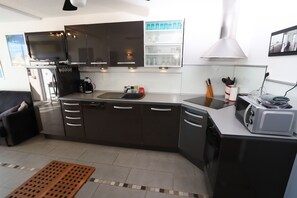 Fridge, microwave, oven, dishwasher