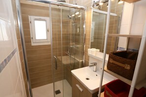 Shower, hair dryer - St Cyprien Marina view bright apartment for 4 people (Saint-Cyprien)
