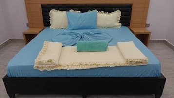 5 bedrooms, iron/ironing board, WiFi, bed sheets