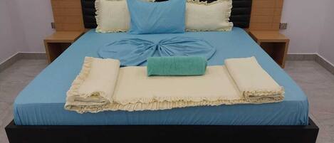 5 chambres, fer et planche à repasser, Wi-Fi, draps fournis