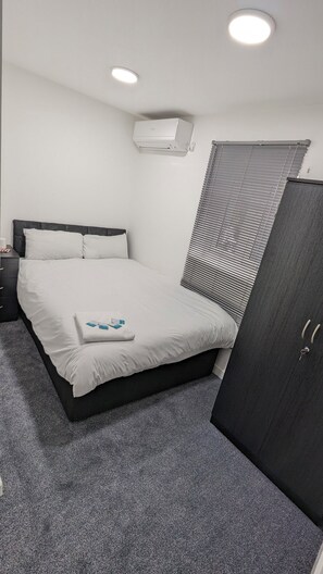 Standard-Doppelzimmer, 1 Doppelbett, eigenes Bad | Kostenloses WLAN, Bettwäsche