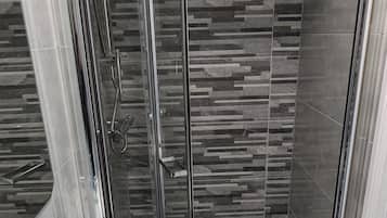 Een douche, gratis toiletartikelen, handdoeken