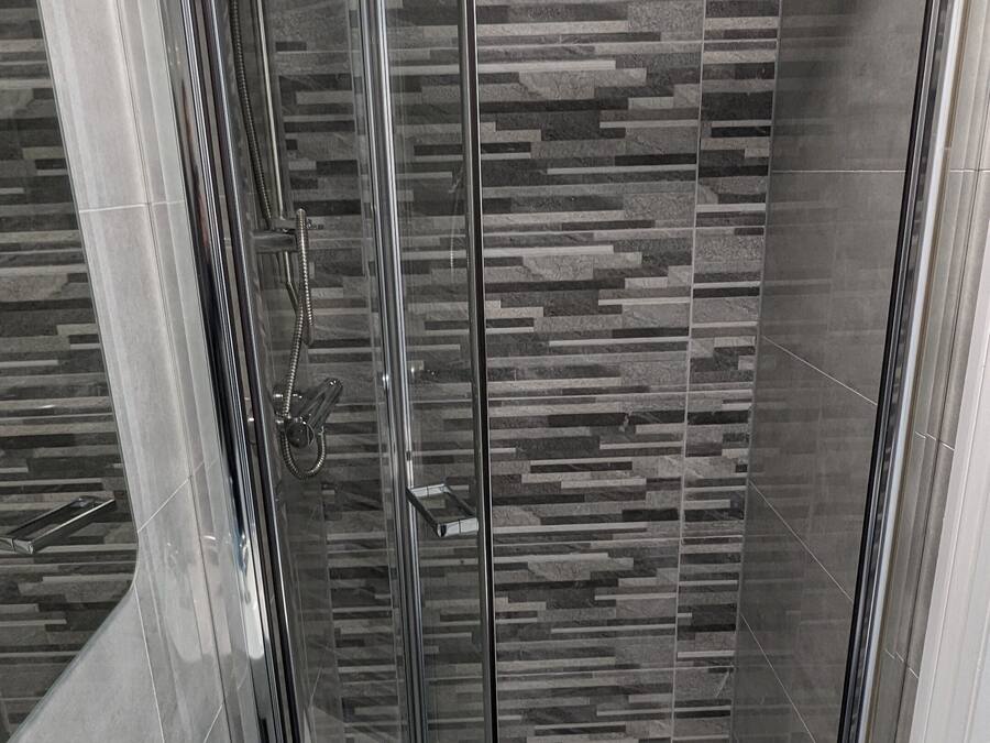 Dusche, kostenlose Toilettenartikel, Handtücher