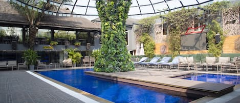 Hồ bơi ngoài trời