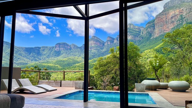A modern pool area with a view of mountains. - Marepe Mountain View (Hoedspruit)