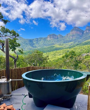 A hot tub on a deck with a view of green hills and mountains. - Marepe Mountain View (Hoedspruit)