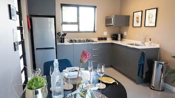 Full-size fridge, microwave, oven, stovetop