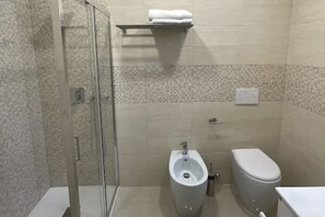 Douche, sèche-cheveux, bidet, serviettes fournies