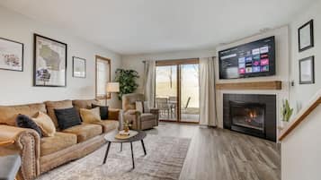 Una Smart TV, una chimenea
