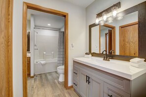 Hair dryer - Peyton's Place at Tamarack - Great Location! (Wisconsin Dells)
