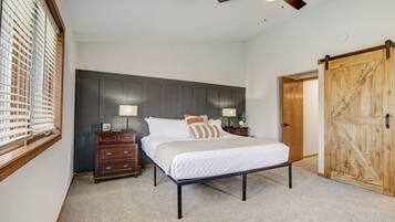 2 bedrooms, iron/ironing board, WiFi (free), bed sheets