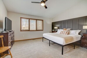 2 bedrooms, iron/ironing board, free WiFi, bed sheets - Peyton's Place at Tamarack - Great Location! (Wisconsin Dells)
