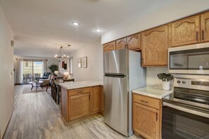 Fridge, microwave, oven, stovetop - Harrison's Hideaway at Tamarack - Great Location! (Wisconsin Dells)