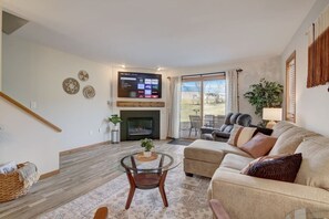Smart TV, fireplace - Harrison's Hideaway at Tamarack - Great Location! (Wisconsin Dells)