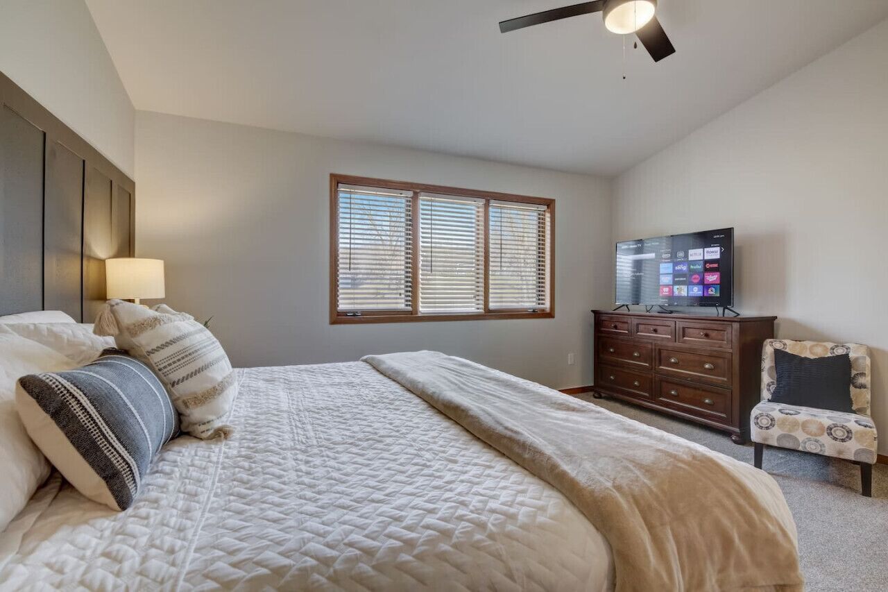 2 dormitorios, tabla de planchar con plancha, wifi gratis y ropa de cama