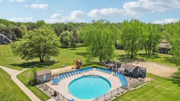 Una piscina cubierta, una piscina climatizada